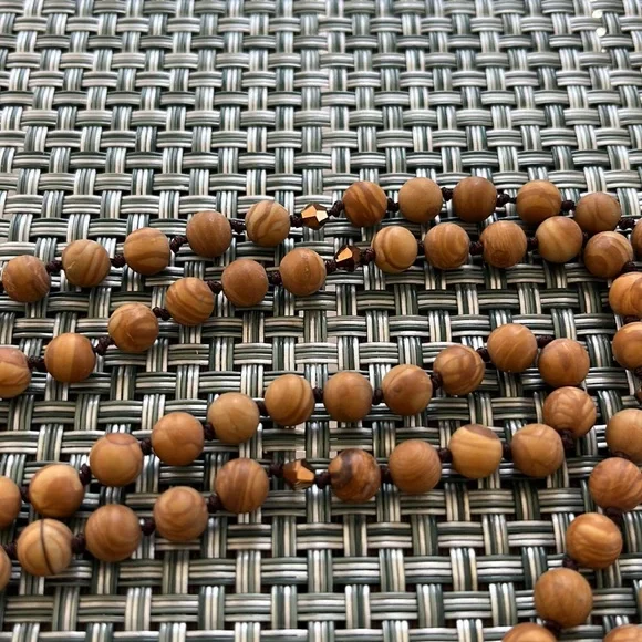 Tocara hand knotted sandalwood necklace - Picture 3 of 4